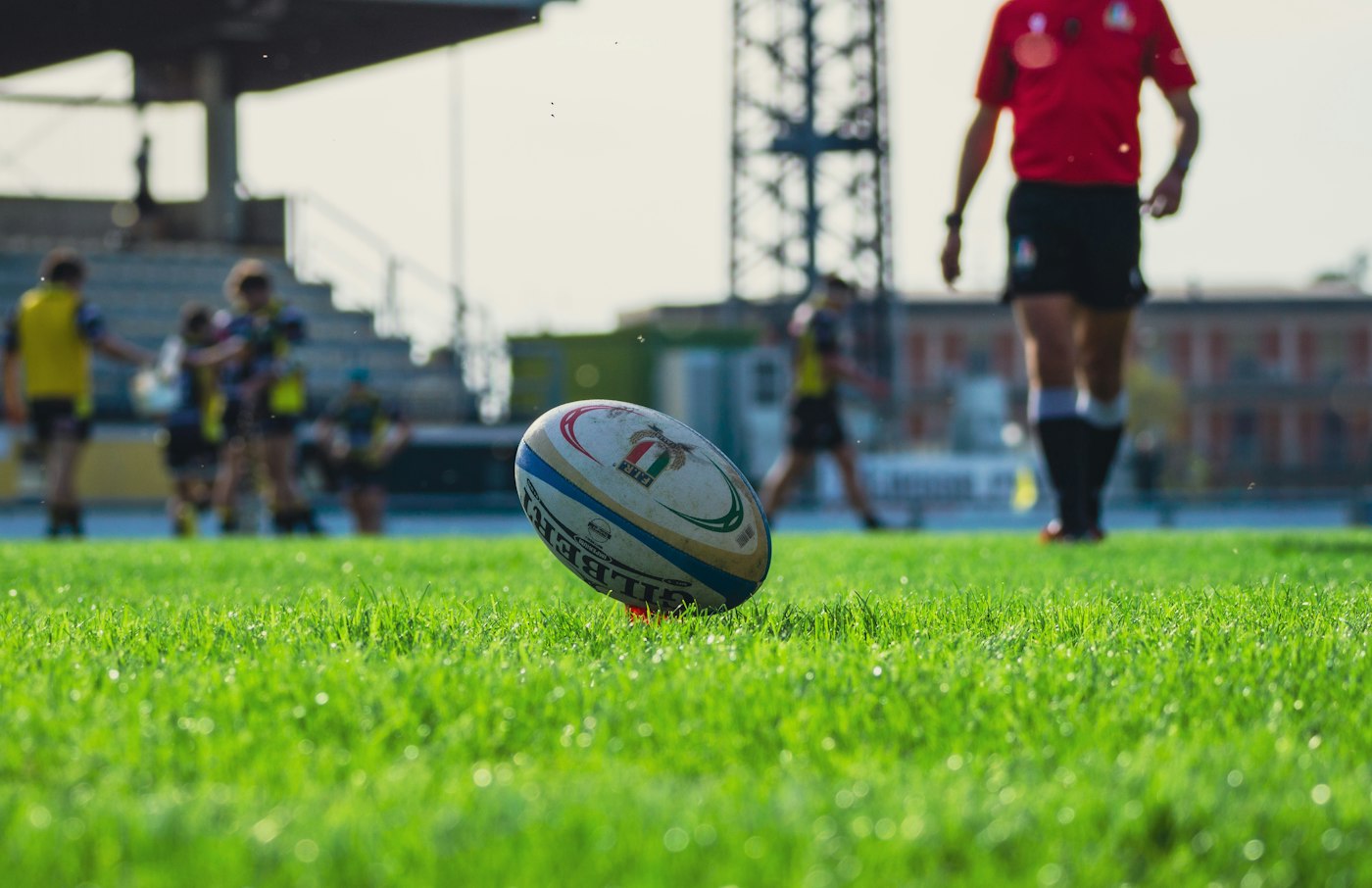 Ballon de rugby sur le terrain d'entraînement