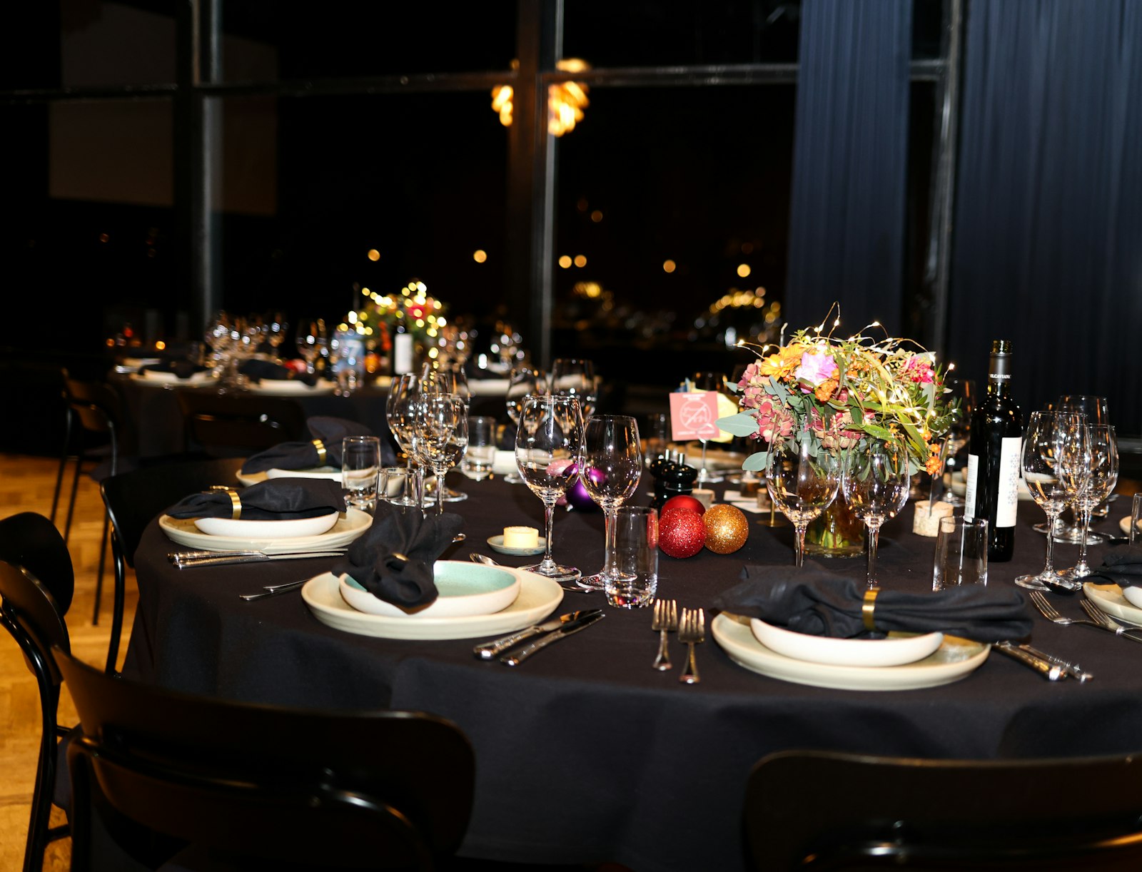 Table dressée pour un dîner de gala